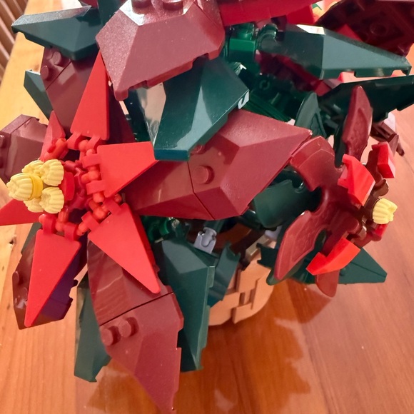 LEGO Floral Display with Red and Green Accents - Picture 4 of 4